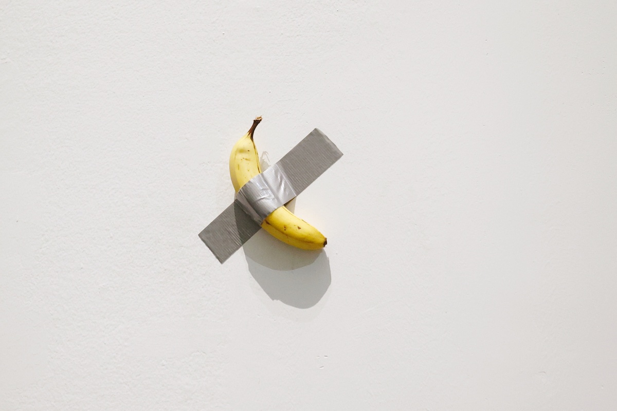 Comedian di Maurizio Cattelan va all’asta: il valore della banana con lo scotch è folle