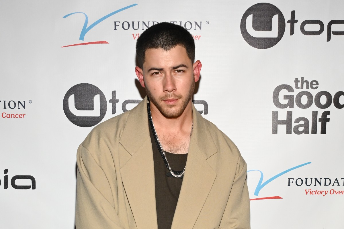 Paura per Nick Jonas durante il concerto: il cantante scappa dal palco di corsa