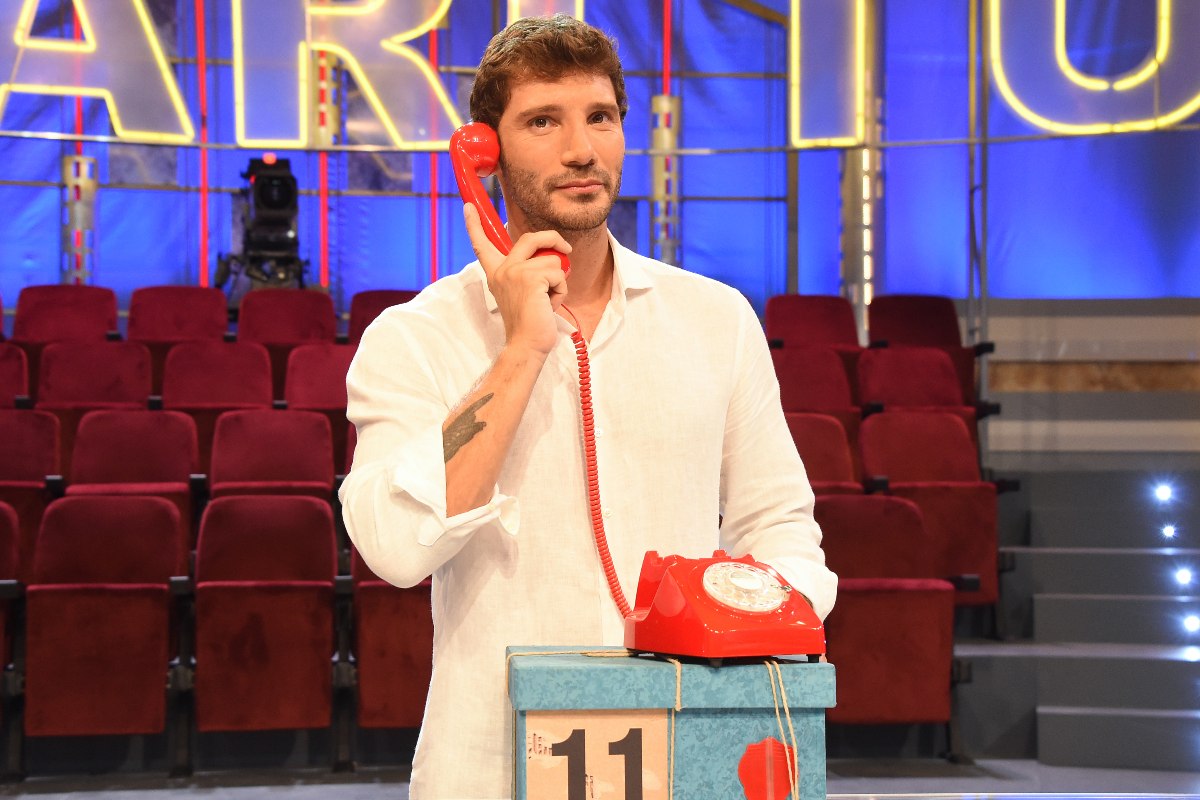 Caos in studio ad Affari Tuoi, Stefano De Martino allarmato: “È svenuto qualcuno”