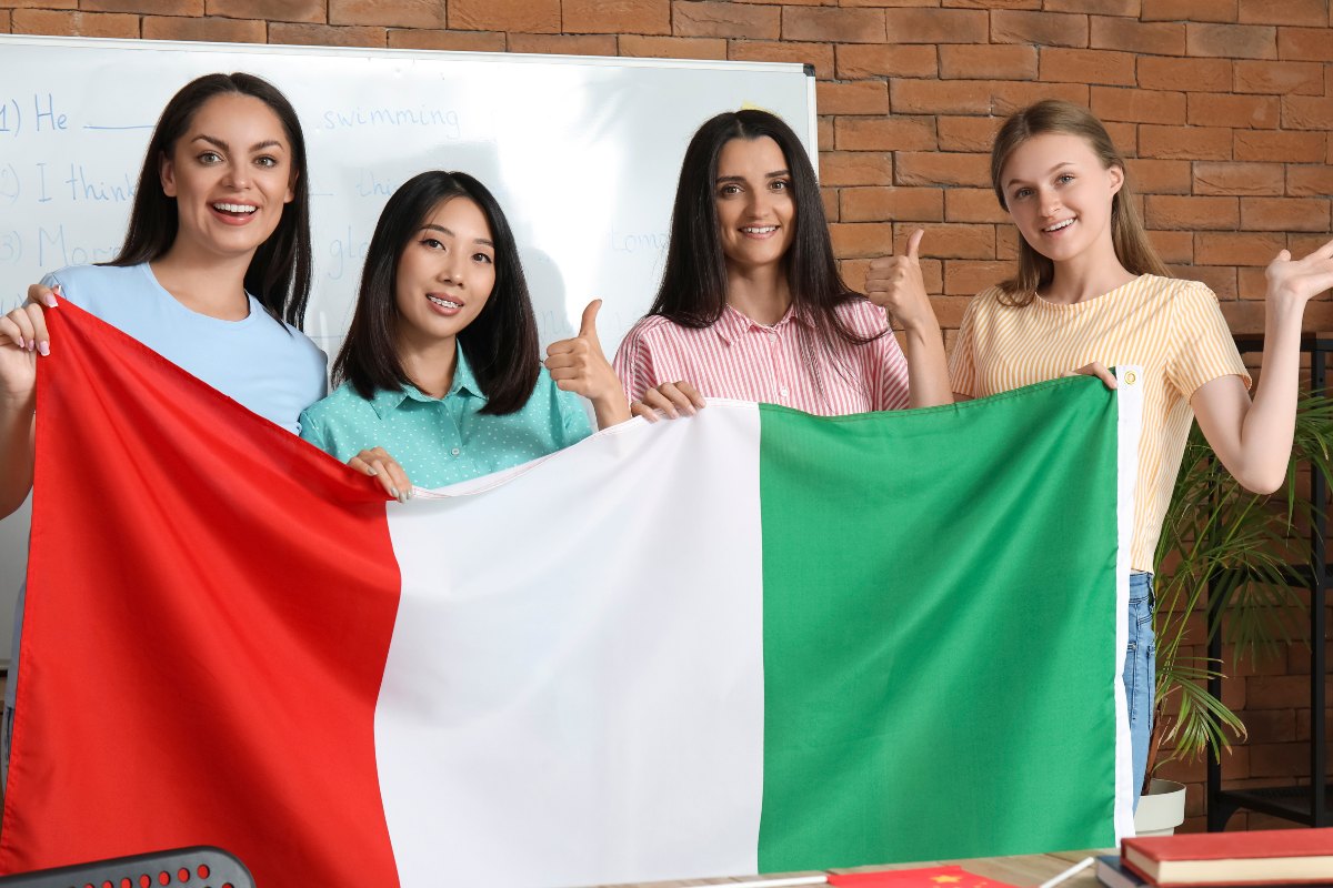 ragazze che tengono in mano una bandiera italiana