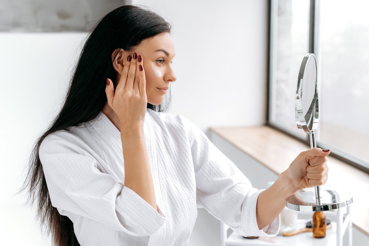 ragazza che si specchia il viso