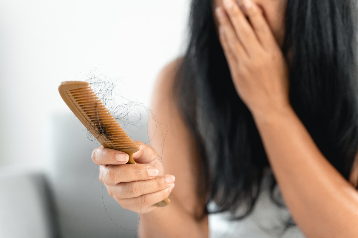 Caduta dei capelli nel cambio di stagione: cause e consigli utili