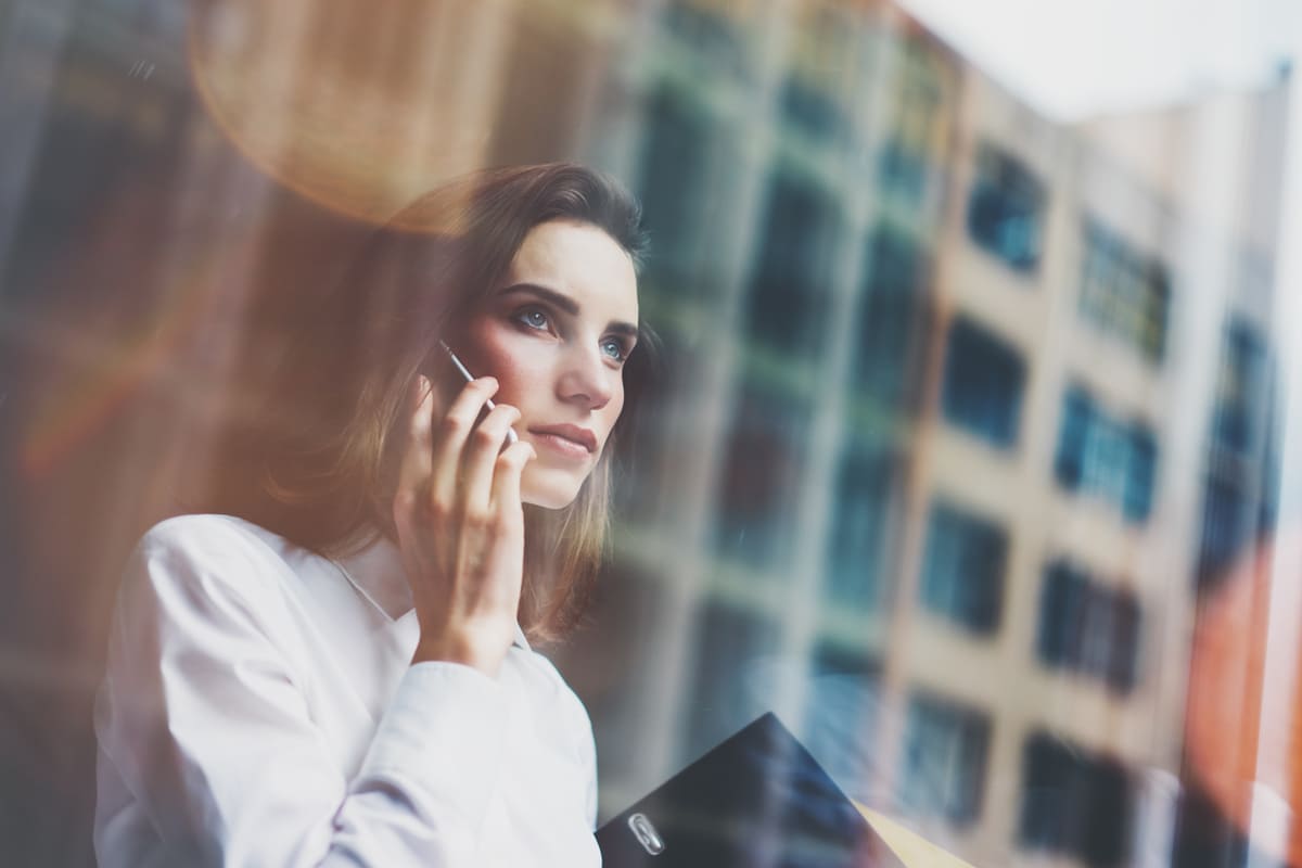 Donna d'affari parla al telefono