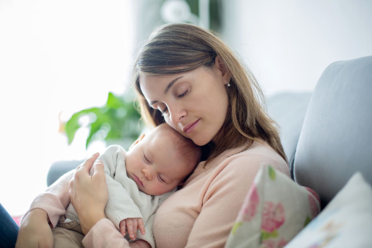 Distrazione, disinteresse o smemoratezza? Niente panico, è il mommy brain: ecco cos’è