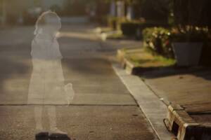 Ombra di una bambina in strada