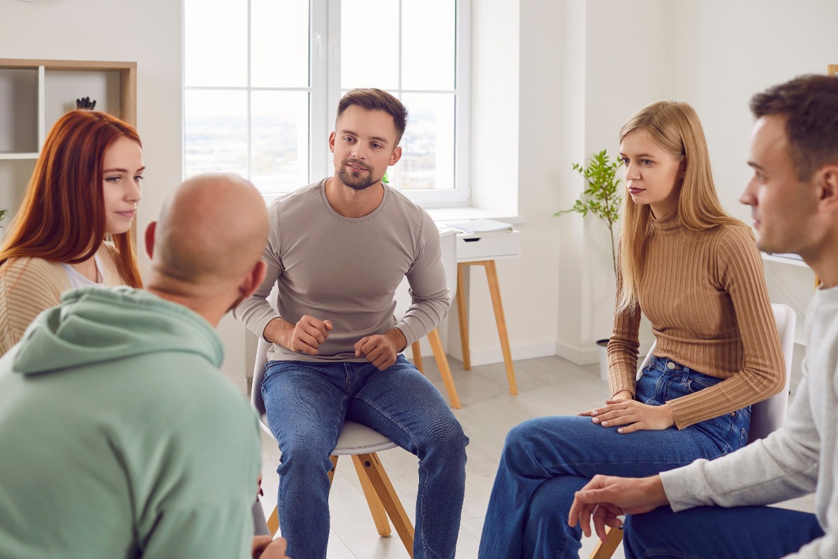 persone che fanno terapia di gruppo