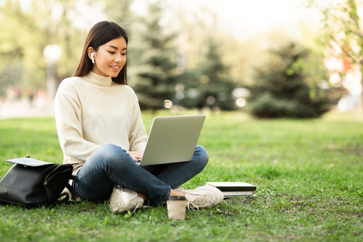 ragazza che lavora al pc al parco