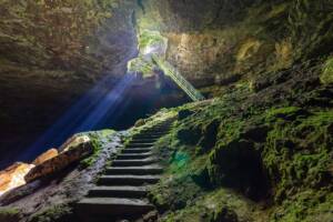 Scala nella grotta