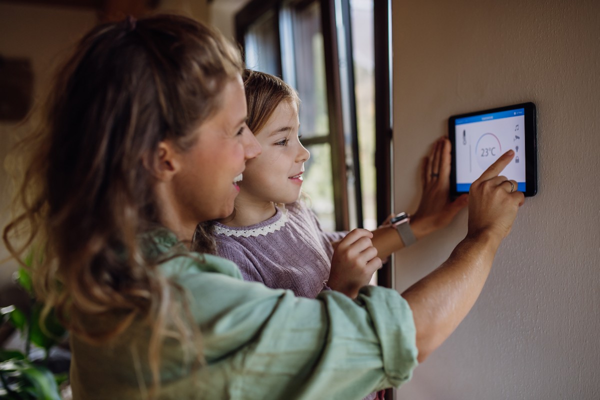 Mamma insegna figlia a usare tecnologia smart home