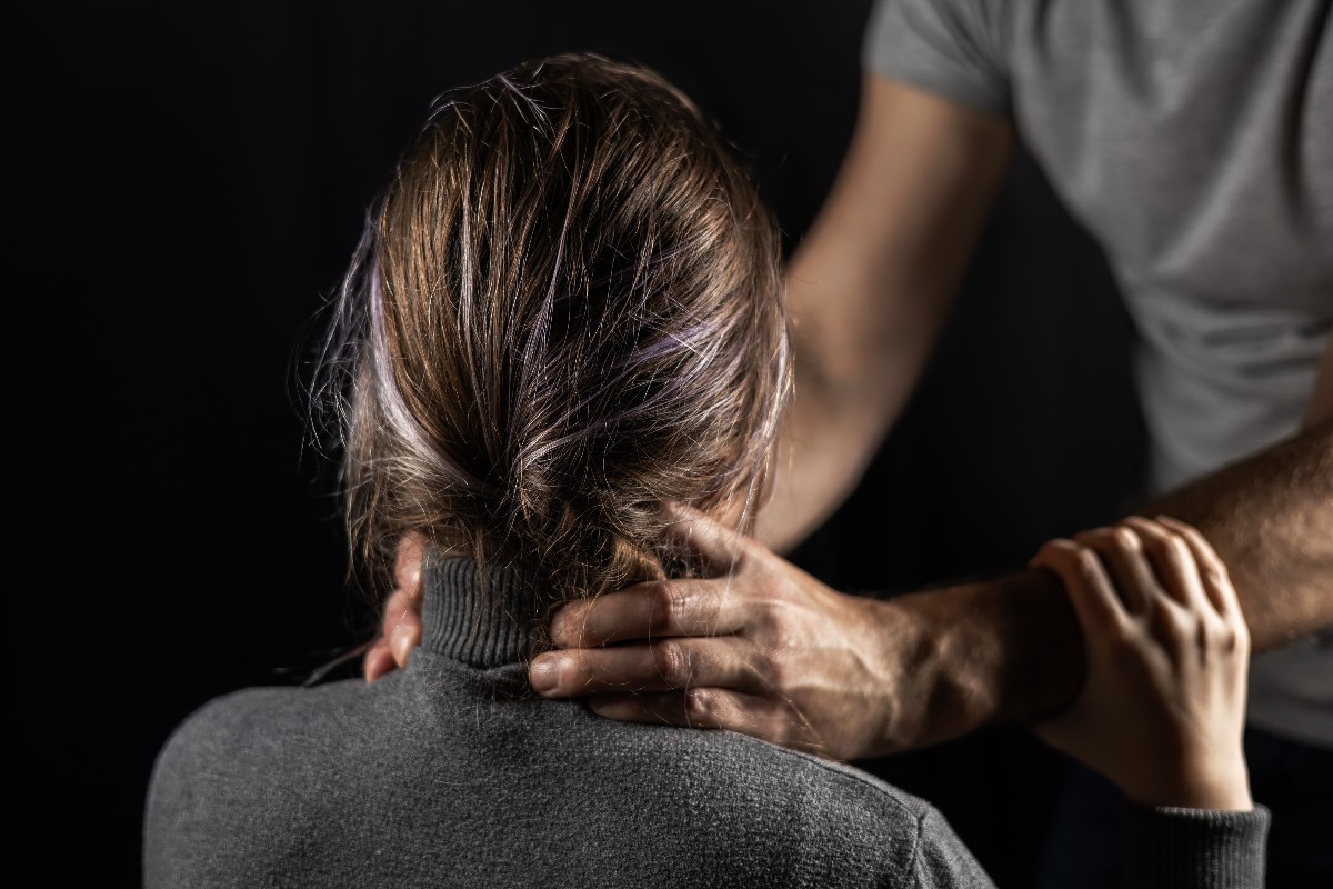 Uomo aggredisce donna