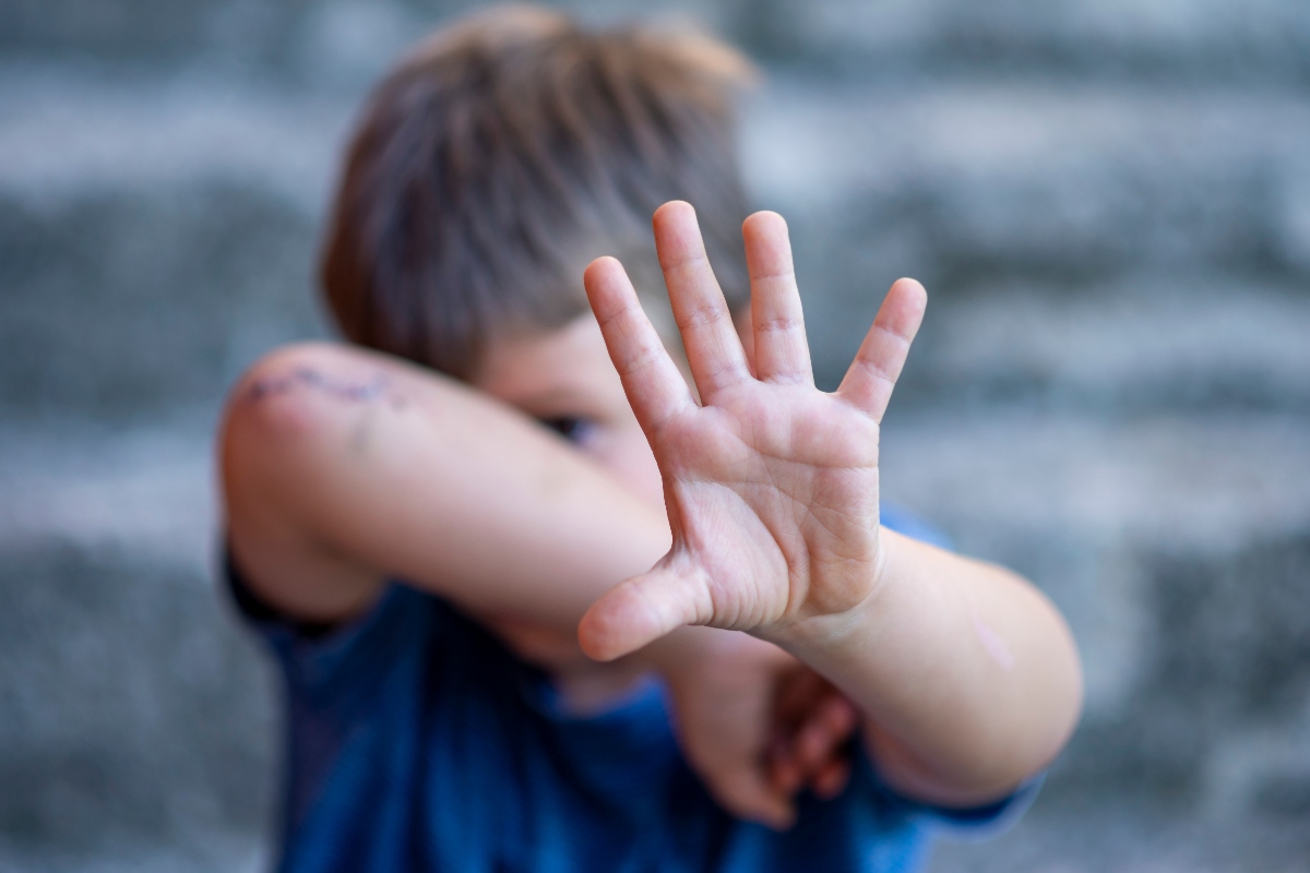 Getta acqua bollente sul figlio della fidanzata: il piccolo non ce l’ha fatta