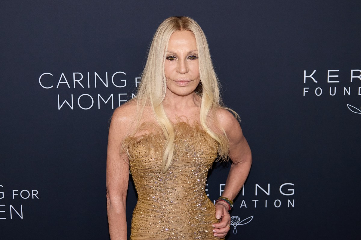 Cambio look per Donatella Versace: è davvero lei? La stilista è irriconoscibile