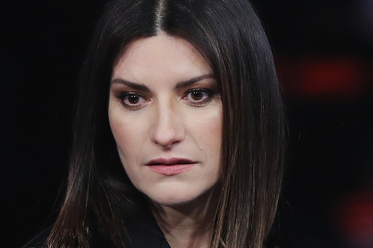 Laura Pausini interrompe il concerto: tensione tra fan sotto il palco, il video