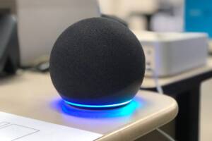 Alexa in funzione appoggiata su una scrivania