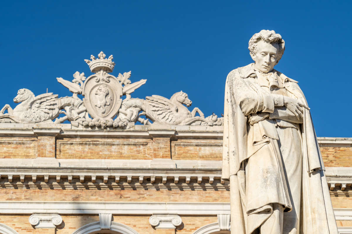 Recanati statua Giacomo Leopardi