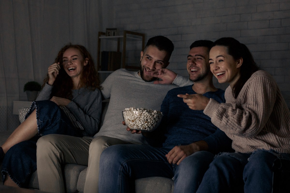 amici che guardano un film in tv a casa