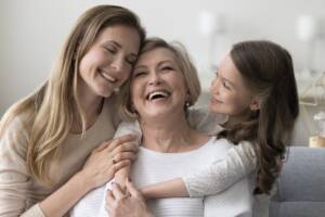 mamma nonna e figlia che si abbracciano felici