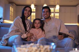 famiglia sul divano che guarda la televisione