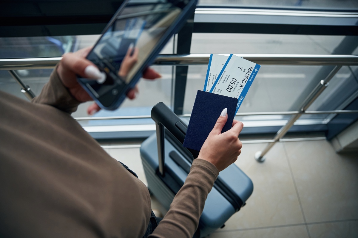 donna con passaporto e biglietti aereo in aeroporto