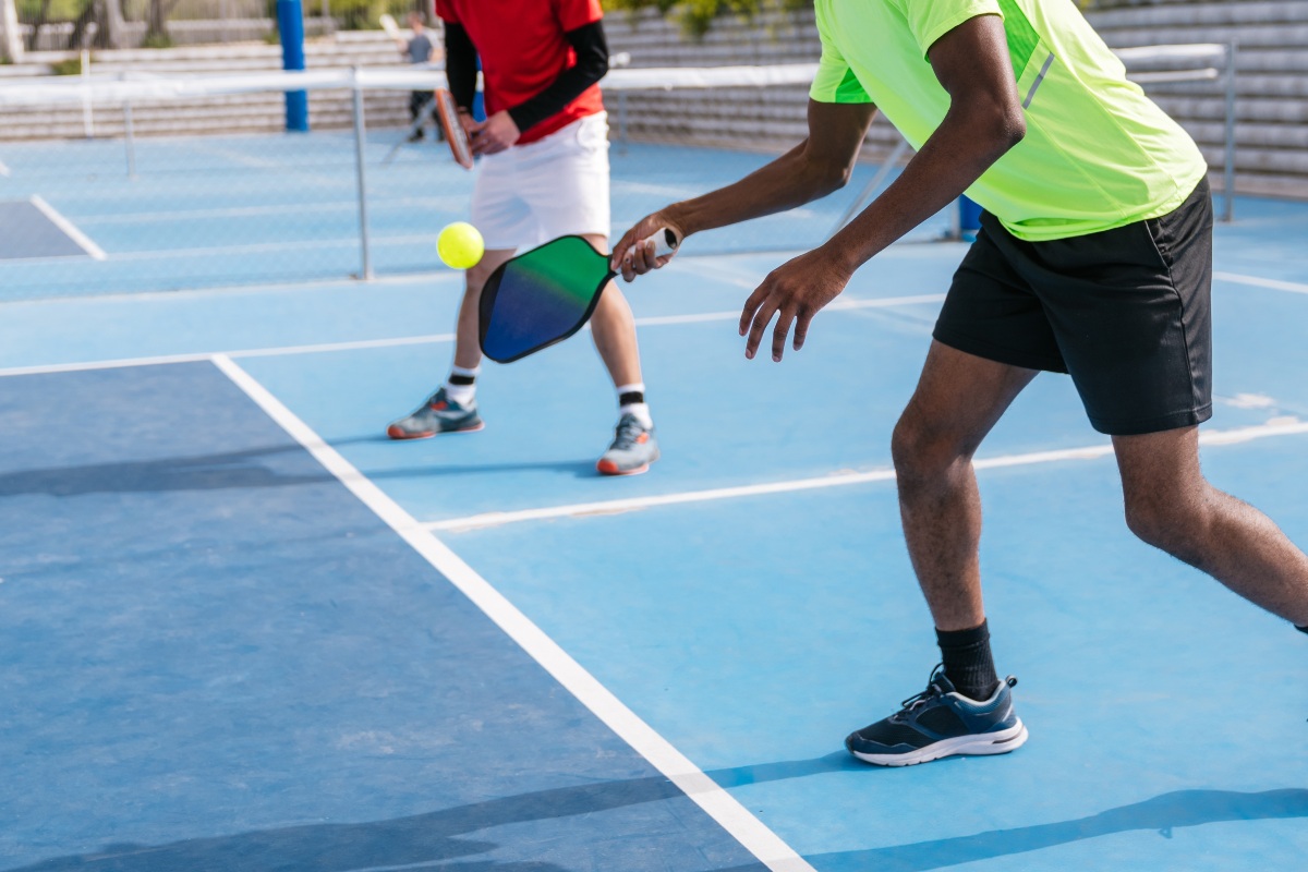 uomini che giocano a pickleball su un campo