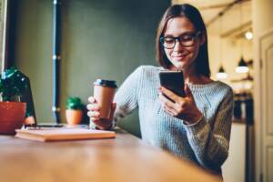 ragazza che guarda il telefono all interno di un bar