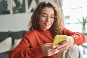 ragazza che legge qualcosa sul cellulare