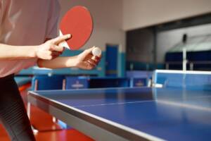 uomo con racchetta che gioca a ping pong