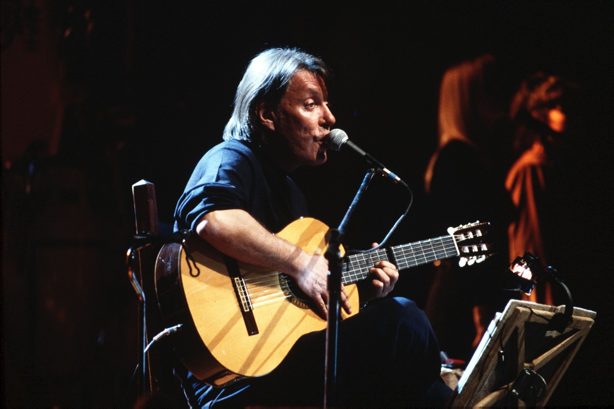 Fabrizio De André, esibizione con la chitarra