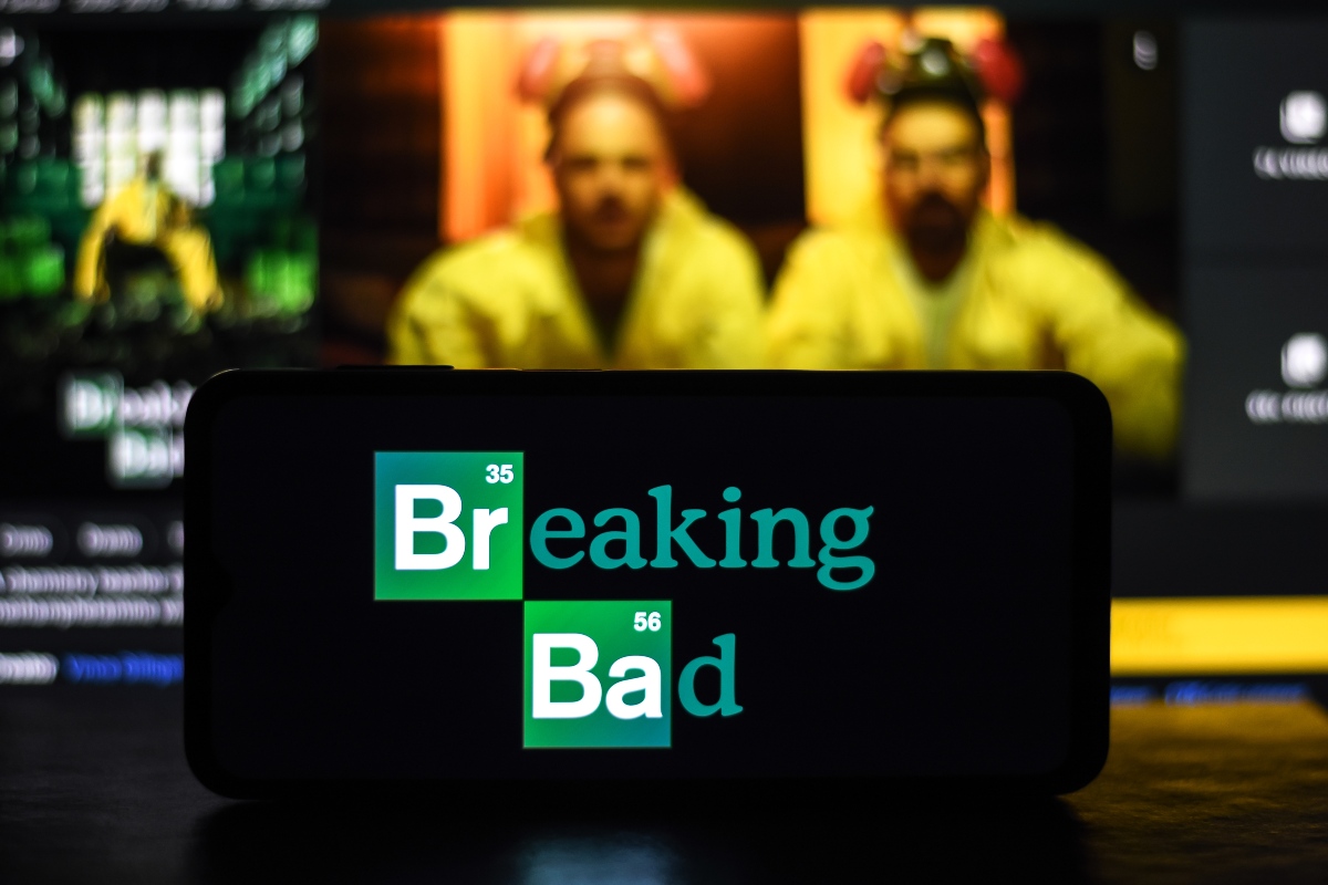 cellulare scatta foto alla tv con la serie breaking bad