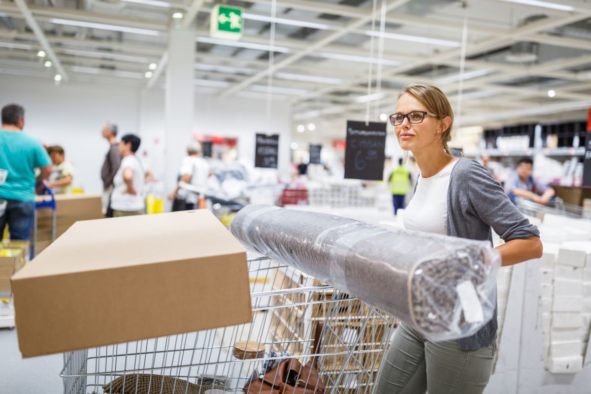 donna con il carrello che fa spesa da ikea