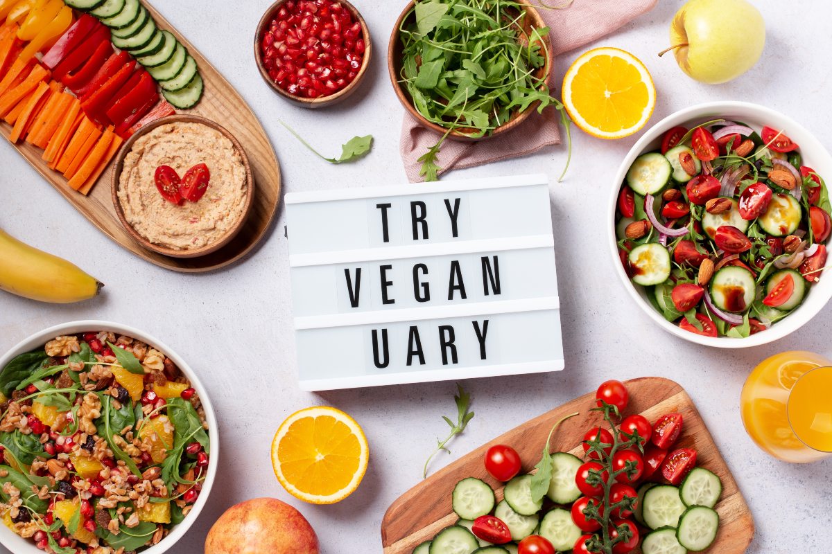 insalata e hummus della dieta vegana per il Veganuary