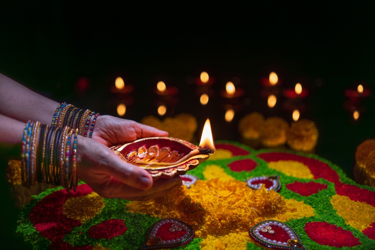 donna che fa un rituale diwali in India