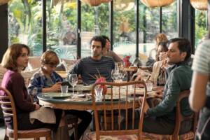 "Storia della mia famiglia", dal 19 febbraio solo su Netflix (L to R) Cristiana Dell'Anna as Maria, Jua Leo Migliore as Libero, Massimiliano Caiazzo as Valerio, Vanessa Scalera as Lucia, Antonio Gargiulo as Demetrio in episode 103 of Storia della mia famiglia. Cr. Claudia Sicuranza/Netflix © 2025 - PH Credits: Gergely Pohárnok