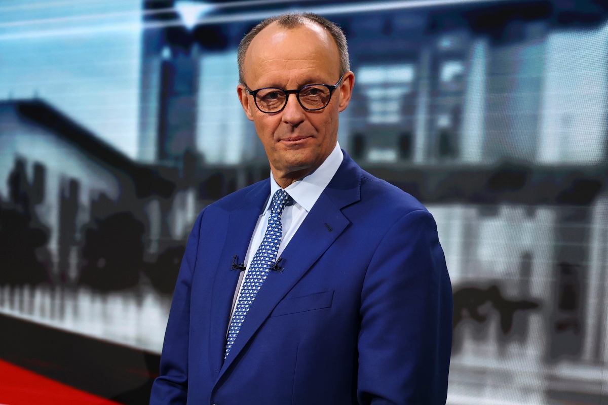 Friedrich Merz negli studi di Welt TV durante un acceso dibattito.