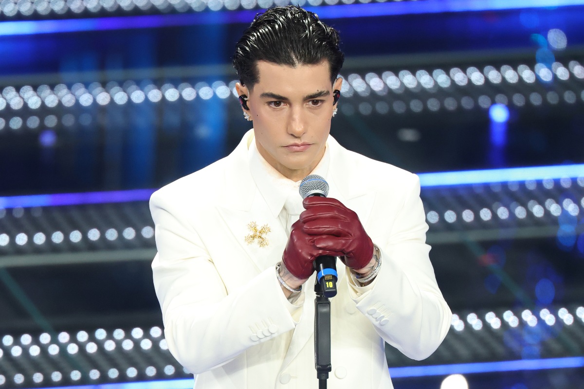 Tony Effe al debutto a Sanremo 2025