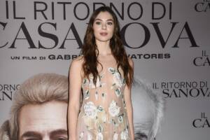 Bianca Panconi in posa per i fotografi alla presentazione del film “Il ritorno di Casanova” (2023)