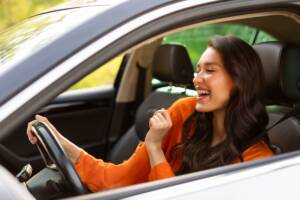 Una ragazza sta cantando all interno dell auto