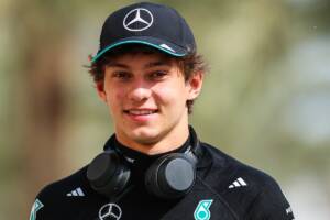 Andrea Kimi Antonelli, pilota italiano della Mercedes, cammina nel paddock durante il terzo giorno di test di F1 al Bahrain International Circuit il 28 febbraio 2025, in Bahrain.