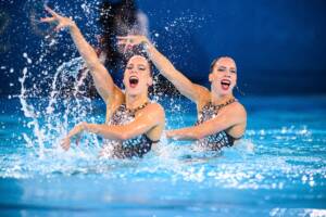 Alle Olimpiadi di Parigi, le gemelle Bregje e Noortje de Brouwer rappresentano i Paesi Bassi nel nuoto sincronizzato.